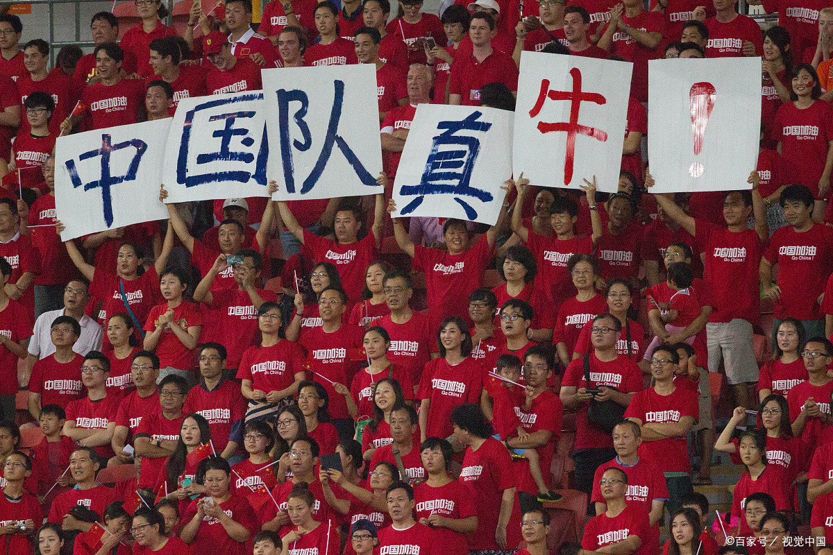 精彩的国内足球盛事，球迷热情高涨的简单介绍