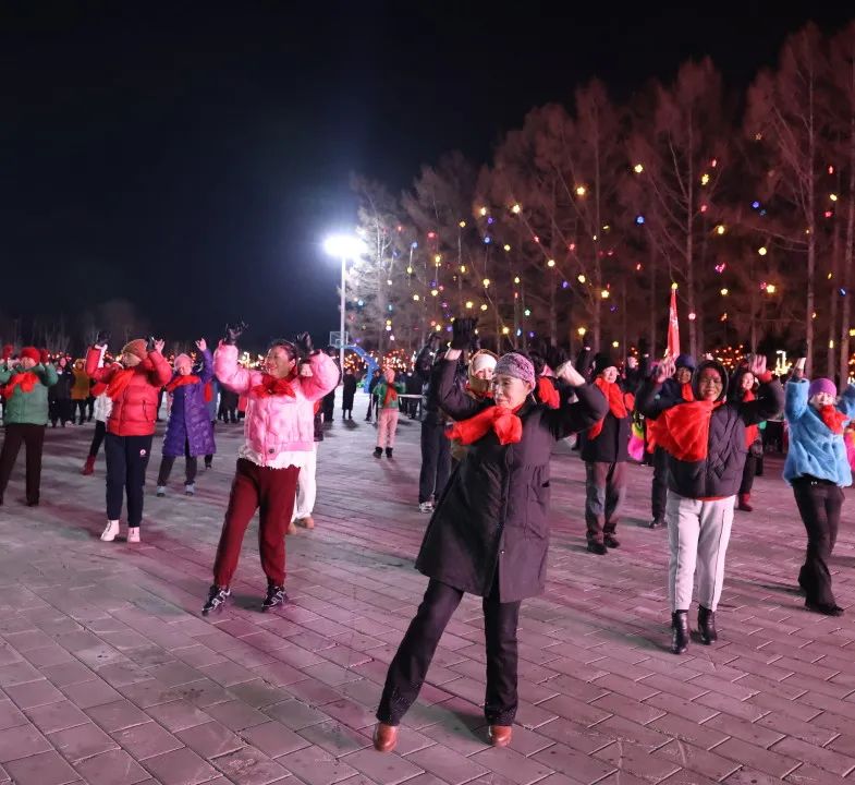 观众欢呼雀跃，现场气氛热烈