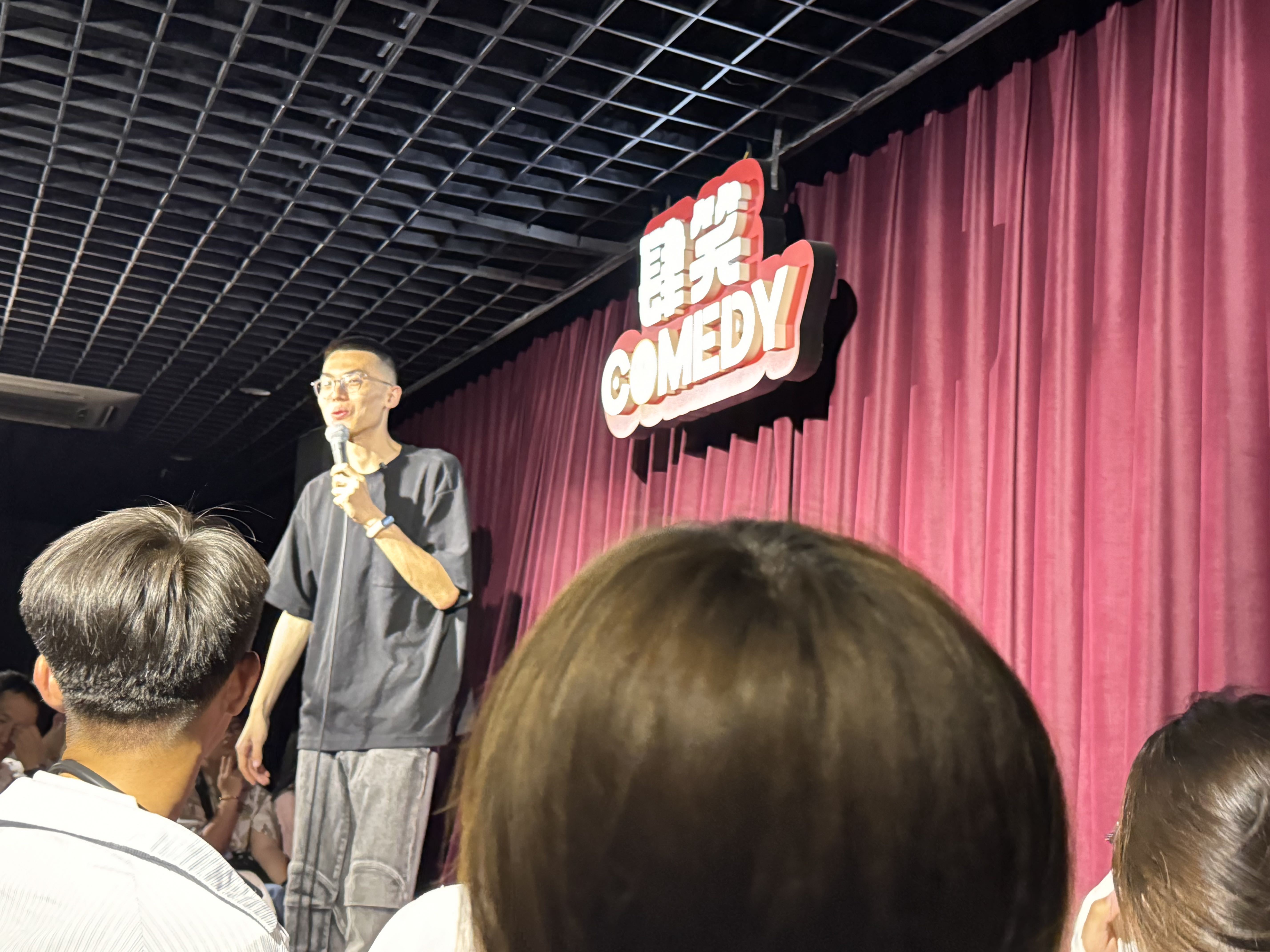 观众欢呼雀跃，现场气氛热烈
