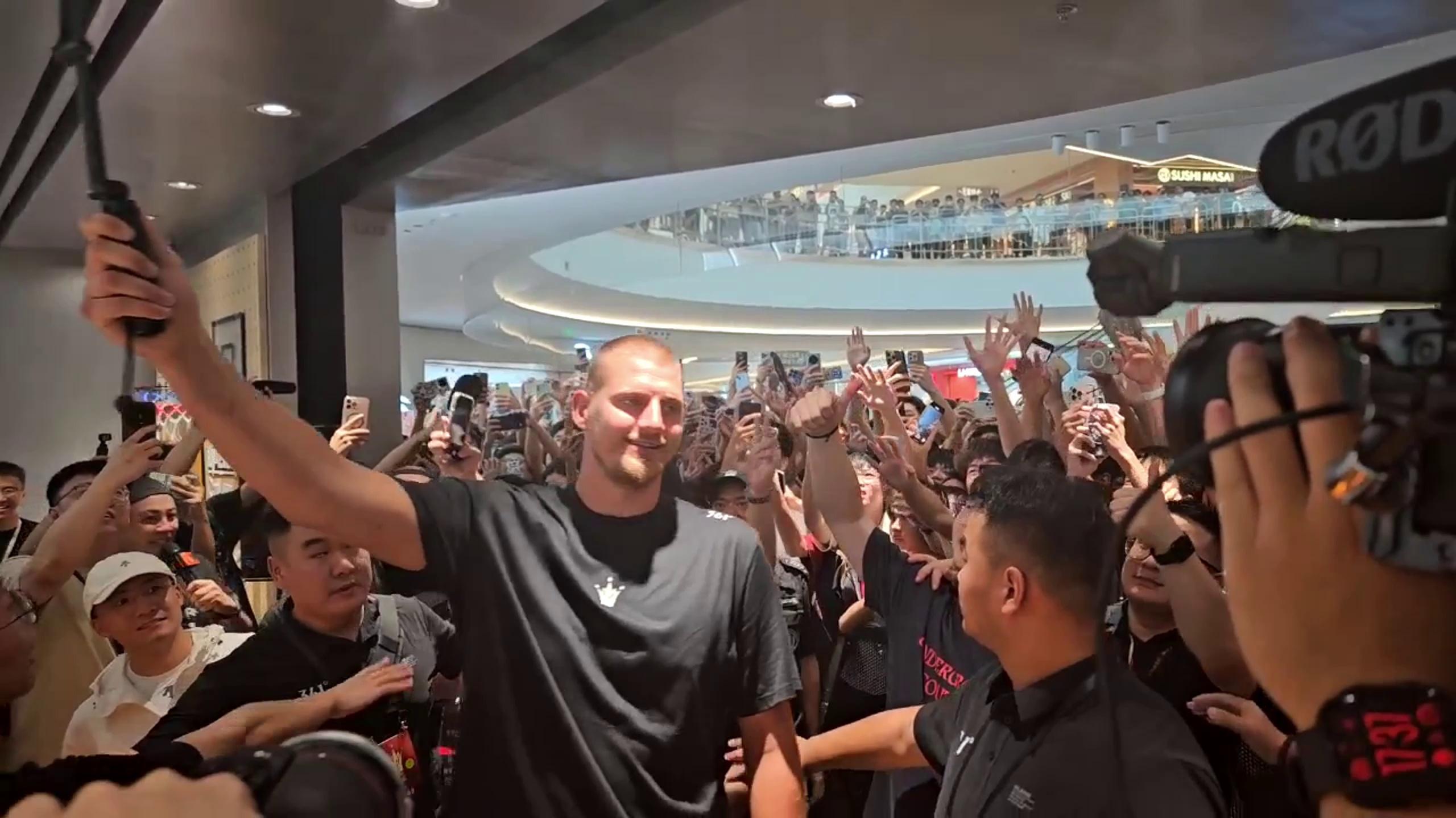 排面！北京站现场，约基奇观看虎扑JR祝福视频并点赞