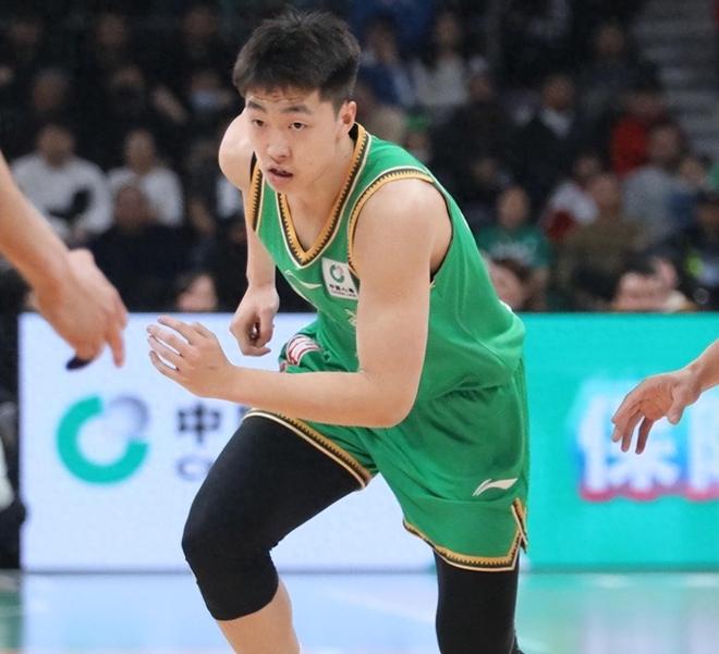 关于辽宁山东U21男篮冲突！山东混血脚踢倒地辽宁球员的信息